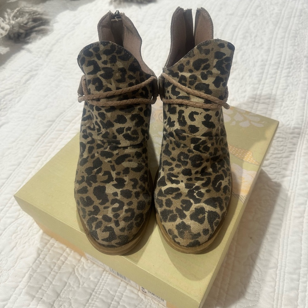 Buckle size 8 tan leopard ankle boots